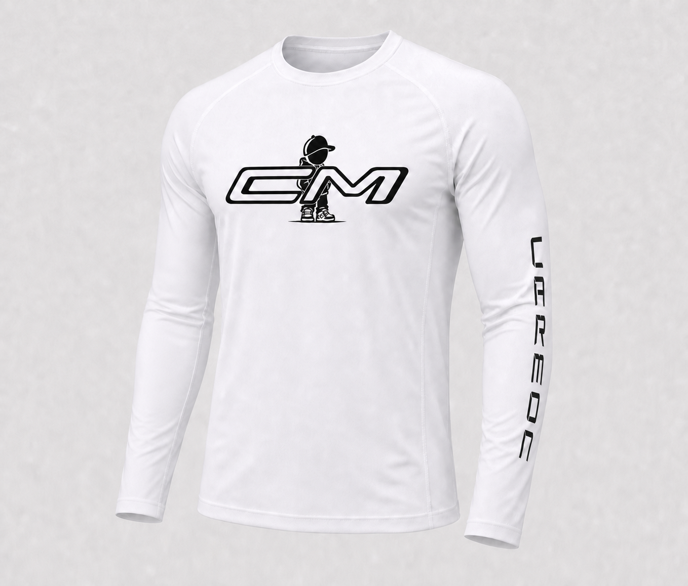 Playera deportiva blanca de manga larga Carmon con iniciales CM y personaje urbano